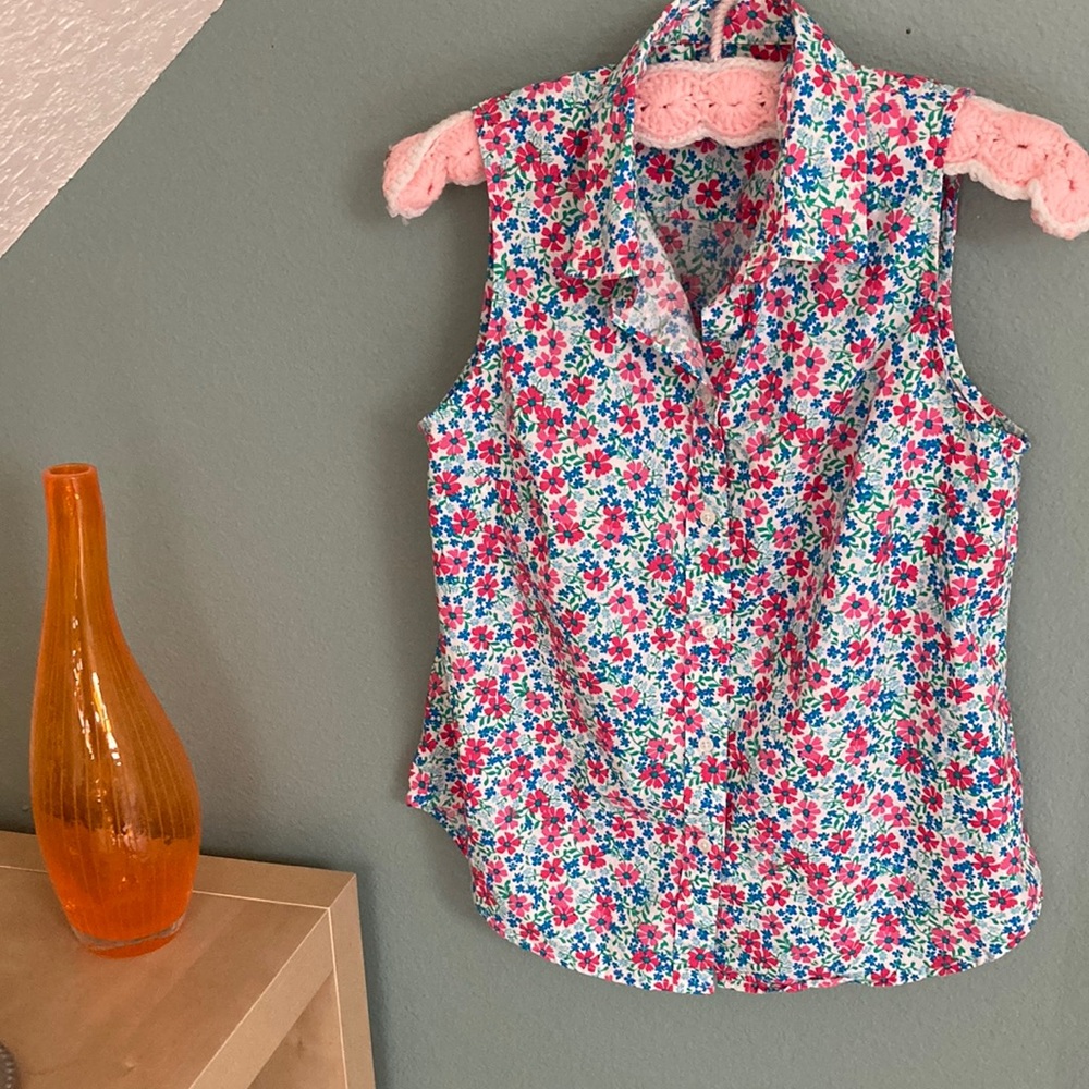 Sleeveless blouse.